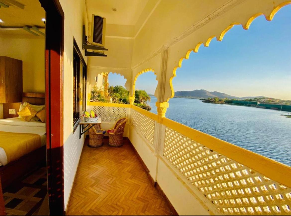 Vallabhgarh A Lake Facing Balcony 烏代浦 外观 照片
