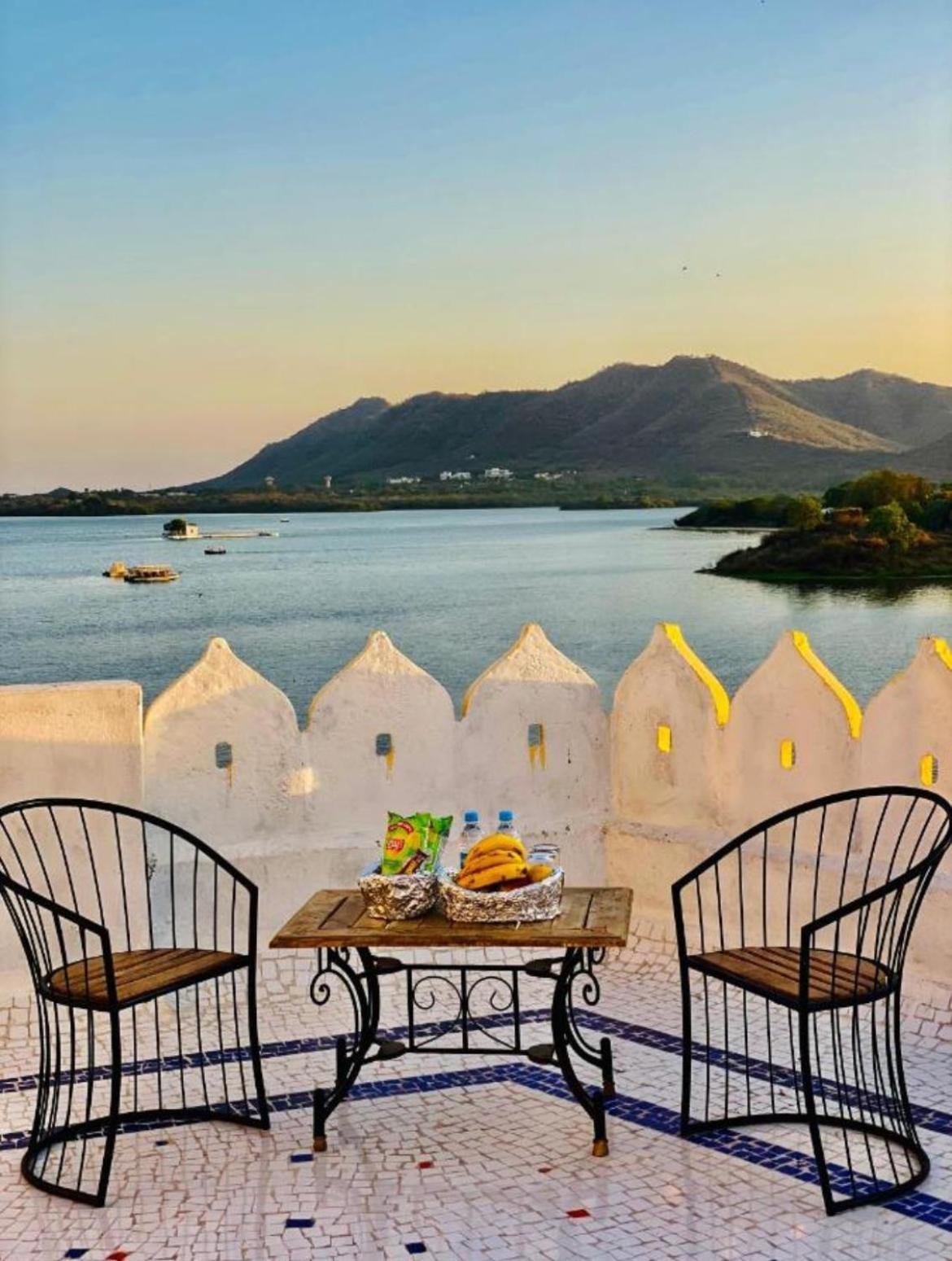 Vallabhgarh A Lake Facing Balcony 烏代浦 外观 照片
